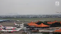 Pesawat maskapai Lion Air terparkir di areal Bandara Soekarno Hatta, Tangerang, Kamis (16/5/2019). Pemerintah akhirnya menurunkan tarif batas atas (TBA) tiket pesawat atau angkutan udara sebesar 12-16 persen yang berlaku mulai Kamis hari ini. (Liputan6.com/Faizal Fanani)