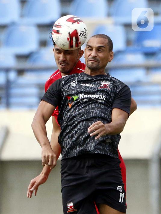 Pemain Madura United Bruno Da Silva Lopes (depan) duel udara dengan pemain Persik Kediri dalam pertandingan babak penyisihan Grup C Piala Menpora 2021 melawan Madura United di Stadion Si Jalak Harupat, Bandung, Sabtu (3/4/2021). (Bola.com/Ikhwan Yanuar)