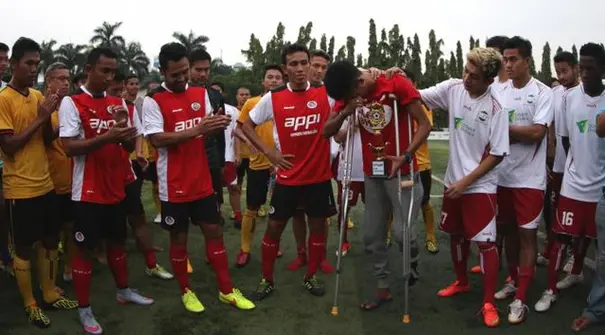 Para Pesepak Bola Nasional menggelar pertandingan amal yang bertajuk Trofeo Charity Matches #AlfinBisa, untuk membiayai pengobatan cedera yang dialami bek Persija Jakarta, Alfin Tuasalamony, di Lapangan Pertamina, Simprug, Jakarta, Minggu (28/6/2015)...