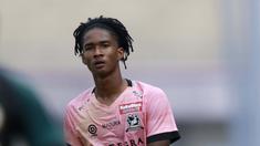 Kompetisi kasta tertinggi sepak bola Indonesia, BRI Liga 1 2021/2022 resmi bergulir mulai 27 Agustus 2021 lalu. Dalam rangkaian laga pekan pertama yang masih berlangsung, rekor pemain termuda berhasil dipecahkan oleh sayap kanan Madura United, Ronaldo Kwateh. (Foto: Bola.com/Ikhwan Yanuar)