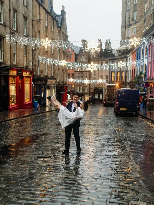 "Menari di tengah hujan dengan orang yang tepat," tulis Gritte Agatha seperti dalam caption @gritteagathaa. [Instagram/gritteagathaa]