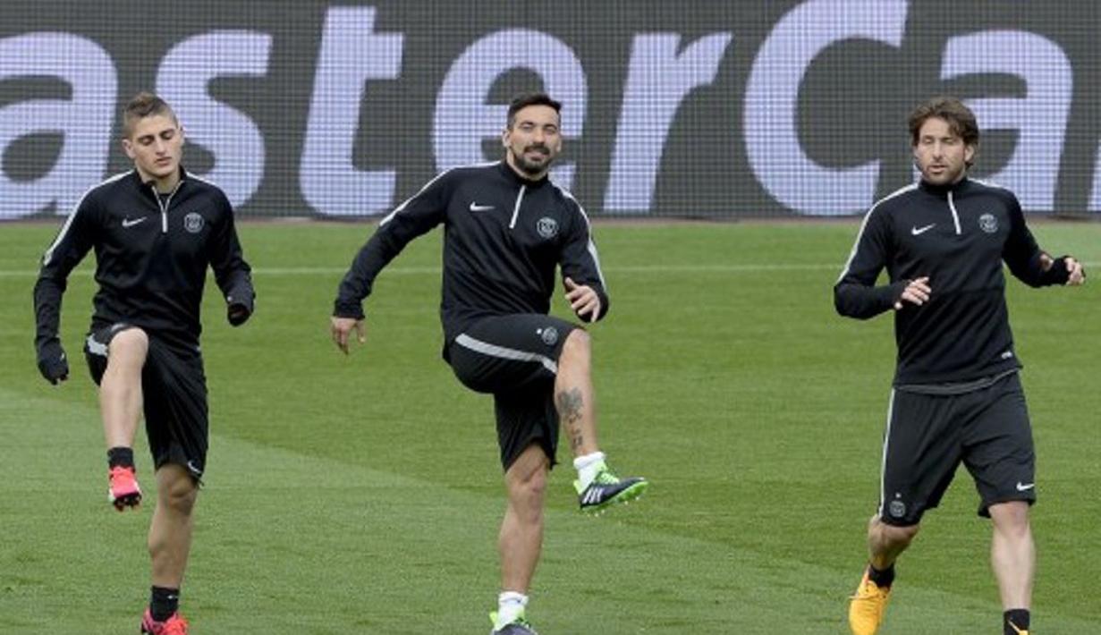 Meski berlatih, senyum tetap saja terlihat dari muka Lavezzi (JOSEP LAGO / AFP)