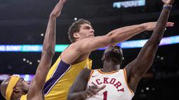 Aksi pemain Indiana Pacers, Lance Stephenson (kanan) melewati kepungan dua pemain Lakers pada lanjutan NBA basketball game di Staples Center, Los Angeles, (19/1/2018). Lakers menang 99-86. (AP/Kyusung Gong)
