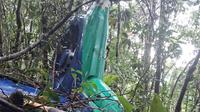Penampakan buntut helikopter yang ditemukan jatuh di Hutan Mentewe Kalsel. (Liputan6.com/ Mahfuz)