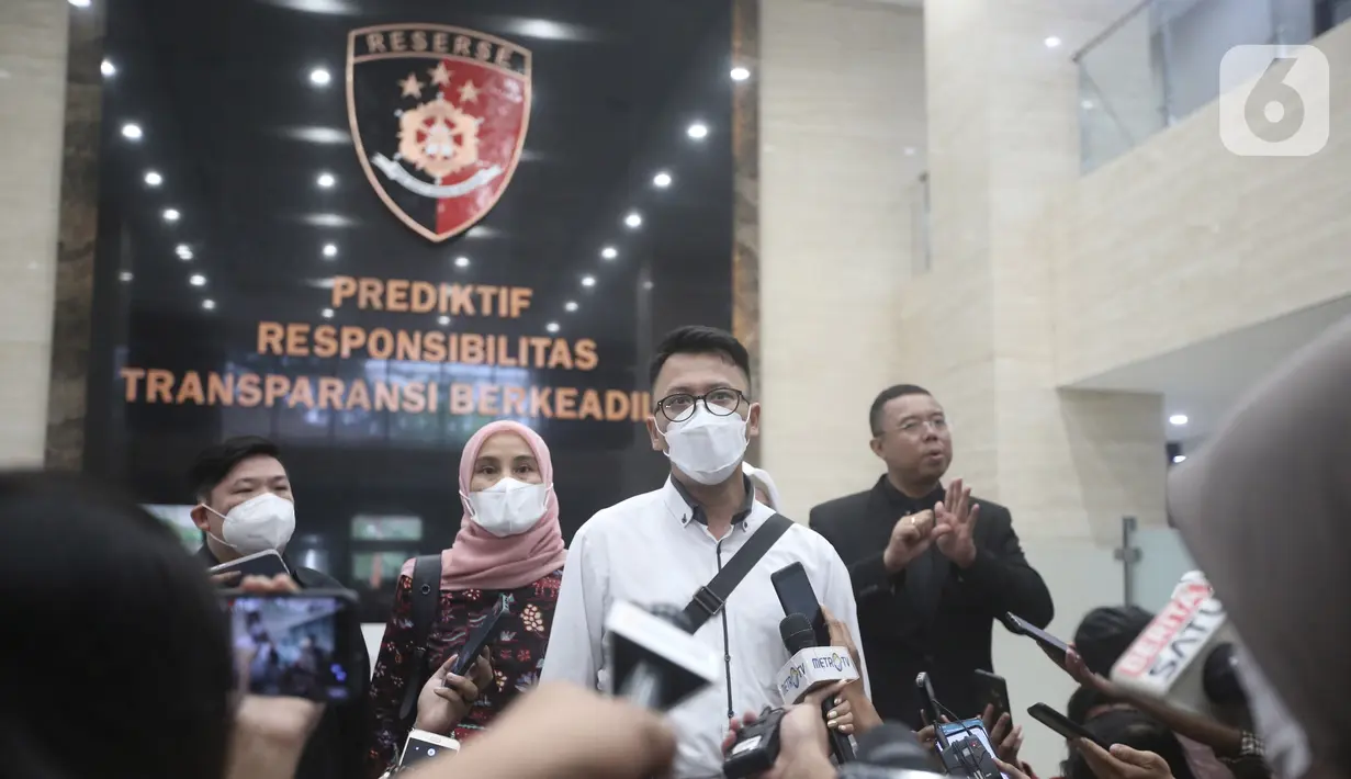 Ketua tim dokter forensik autopsi ulang jenazah Brigadir J yang juga Ketua Umum Perhimpunan Dokter Forensik Indonesia (PDFI) Ade Firmansyah Sugiharto memberikan keterangan saat konferensi pers di Bareskrim Mabes Polri, Jakarta, Senin (22/8/2022). Dalam keterangan tersebut, Ade menyampaikan bahwa hasil autopsi ulang terhadap tubuh Brigadir Nofriansyah Yosua Hutabarat atau Brigadir J tidak terdapat luka penyiksaan selain luka akibat tembakan senjata api. (Liputan6.com/Faizal Fanani)