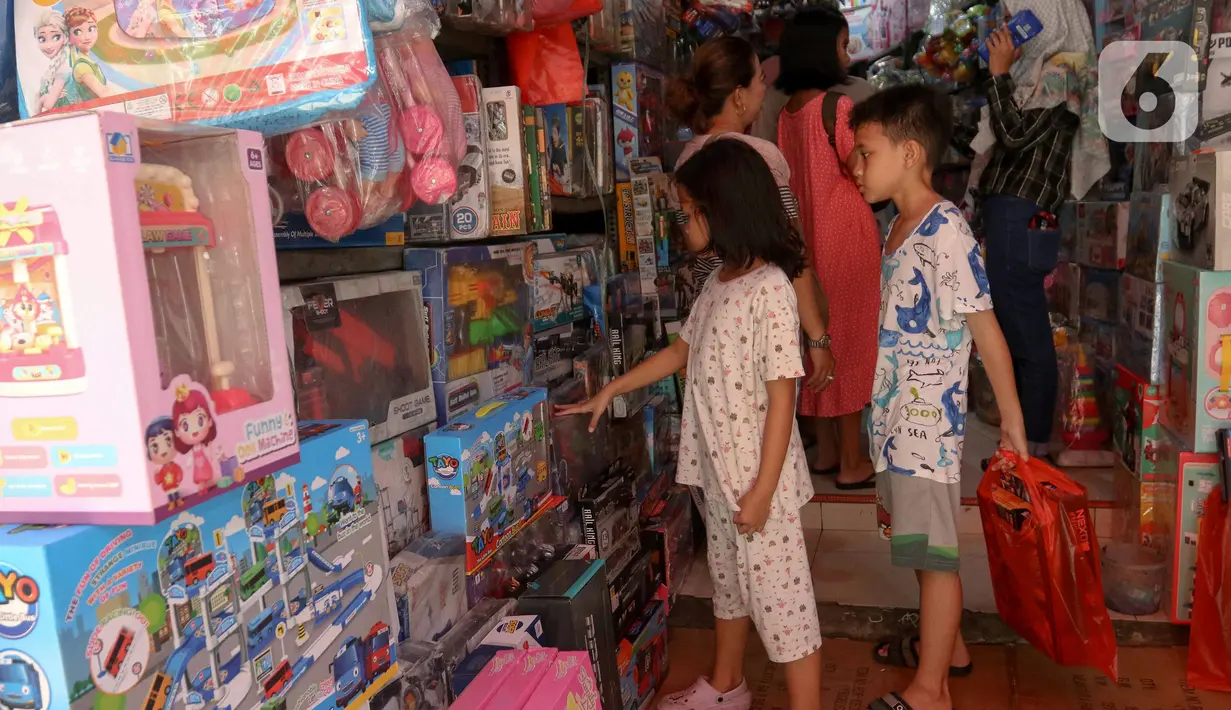 Warga memilih mainan yang dijual di Pasar Gembrong, Jakarta, Jumat (12/4/2024). Libur lebaran dimanfaatkan warga untuk berbelanja mainan. (Liputan6.com/Herman Zakharia)