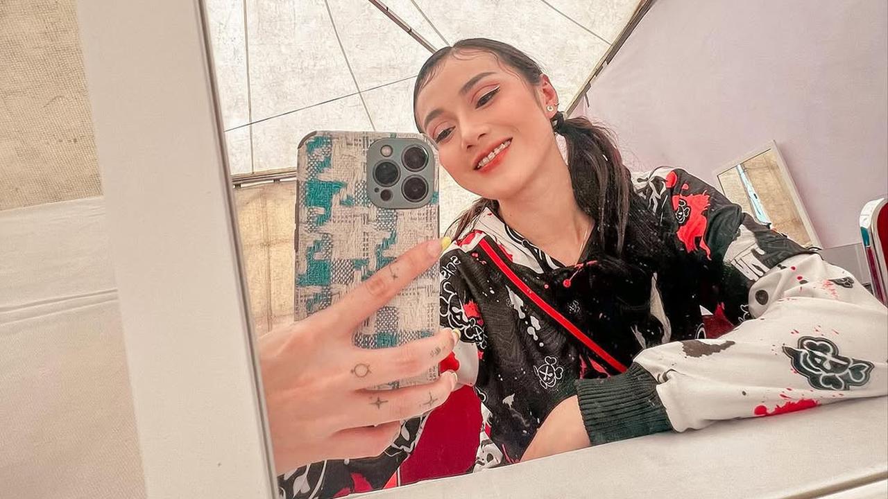 4 Potret Cantik Dara the Virgin Mirror Selfie, Ekspresinya Tak Pernah Gagal Bikin Kepincut