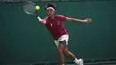 M. Rifqi Fitriadi tampil pantang menyerah saat berhadapan dengan Maximus Jones. Duel berlangsung sengit hingga tiga set, namun Rifqi menunjukkan mental baja di set penentuan untuk menang 6-3, 4-6, 7-6. Skor imbang 1-1 memaksa laga ditentukan lewat partai ganda. (AP Photo/Achmad Ibrahim)