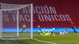 Pemain Spanyol Ferran Torres (kanan) mencetak gol ke gawang Kosovo pada pertandingan Grup B babak kualifikasi Piala Dunia 2022 antara di Stadion La Cartuja, Seville, Spanyol, Rabu (31/3/2021). Spanyol menang 3-1. (AP Photo/Miguel Angel Morenatti)