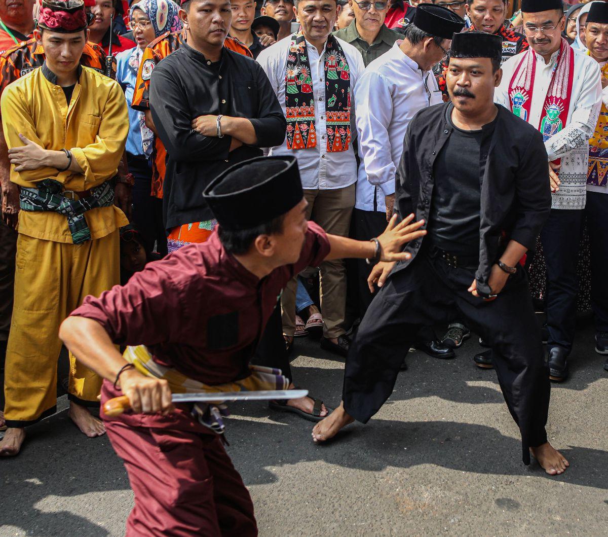 Warga menampilkan pertunjukan palang pintu khas Betawi saat pembukaan Lebaran Tenabang 2024 di Tanah Abang, Jakarta Pusat, Sabtu (11/5/2024).&nbsp;Lebaran Tenabang merupakan gelaran tahunan warga Tanah Abang yang menampilkan beragam budaya khas Betawi.&nb