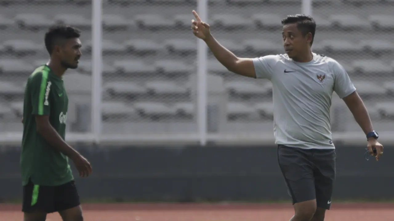 Asisten pelatih Timnas Indonesia U-22, Yunan Helmi. (Bola.com/Vitalis Yogi Trisna)
