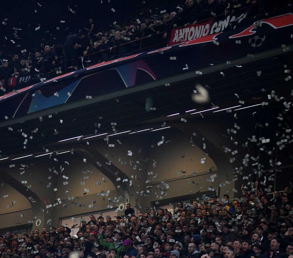 Kiper Paris Saint Germain (PSG), Gianluigi Donnarumma mendapatkan sambutan 'special' saat kembali ke markas mantan klubnya, AC Milan. Momen itu terjadi ketika AC Milan menjamu PSG pada matchday ke-4 Grup F Liga Champions di San Siro, pada Rabu (8/11/2023)
