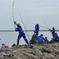 Peserta saat mengambil bagian dalam kompetisi memancing di pantai Banda Aceh (24/11/2019). Sebanyak 1.024 pemancing ikut memeriahkan Banda Aceh Fishing Tournament 2019. (AFP Photo/Chaideer Mahyuddin)