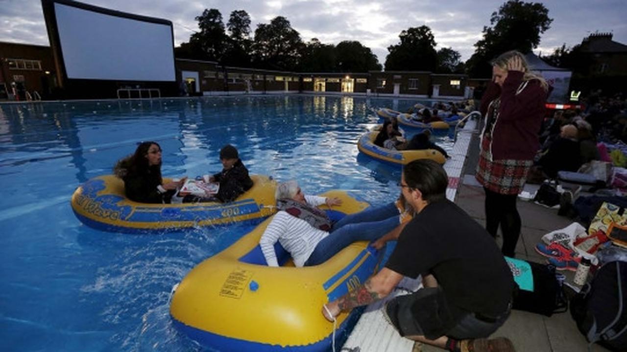 Sensasi unik nonton bioskop di kolam renang