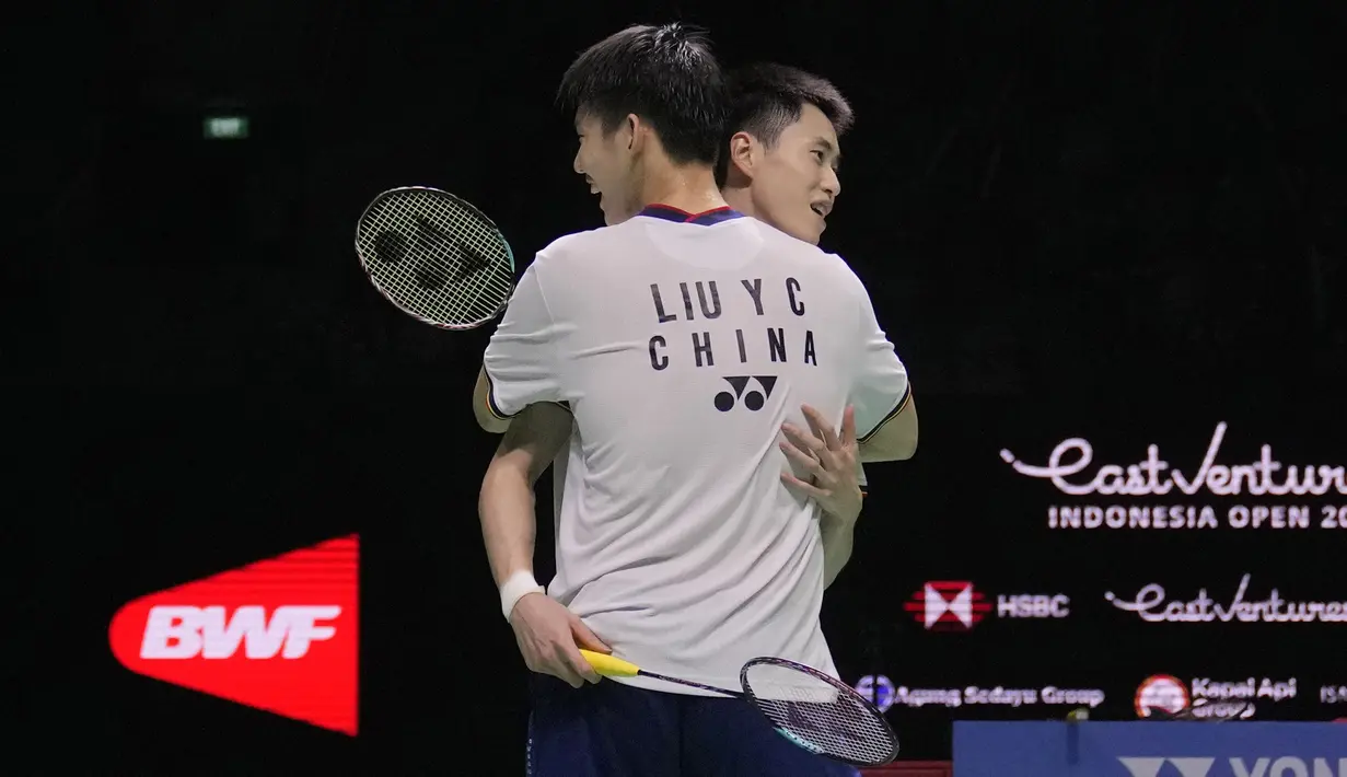 Di nomor ganda putra, pasangan Cina yang baru dipasangkan, Liu Yu Chen/Ou Xuan Yi akan menantang wakil Korea Selatan, Choi Sol Gyu/Kim Won Ho. Liu Yu Chen/Ou Xuan Yi lolos ke final usai mengalahkan ganda putra Malaysia unggulan ke-5, Aaron Chia/Soh Wooi Yik dengan 21-18, 21-13. (AP/Dita Alangkara)