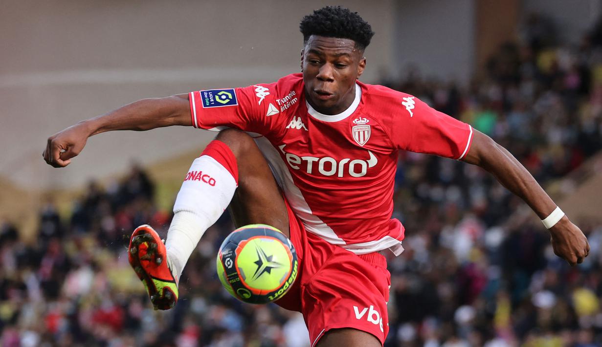 Aurelien Tchouameni terkenal dengan kemampuannya untuk melakukan recovery dan memenangkan penguasaan bola. Ia juga mahir secara teknis dan pandai mengolah bola melalui lini tengah AS Monaco. Liverpool dikabarkan tertarik untuk mengamankan jasanya musim panas ini. (AFP/Valery Hache)