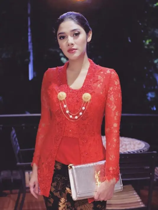 Naysila Mirdad padu padankan kebaya kutubaru brokat dengan rok jarit motif bunga dan bros sebagai pemanis. (FOTO: Instagram/naymirdad).