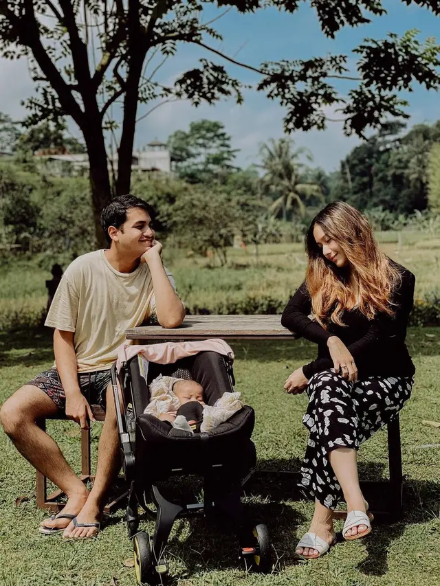 Jadi Ayah Dua Anak Tahun 2021, Ini Potret 6 Seleb Pria Saat Momong Buah Hatinya