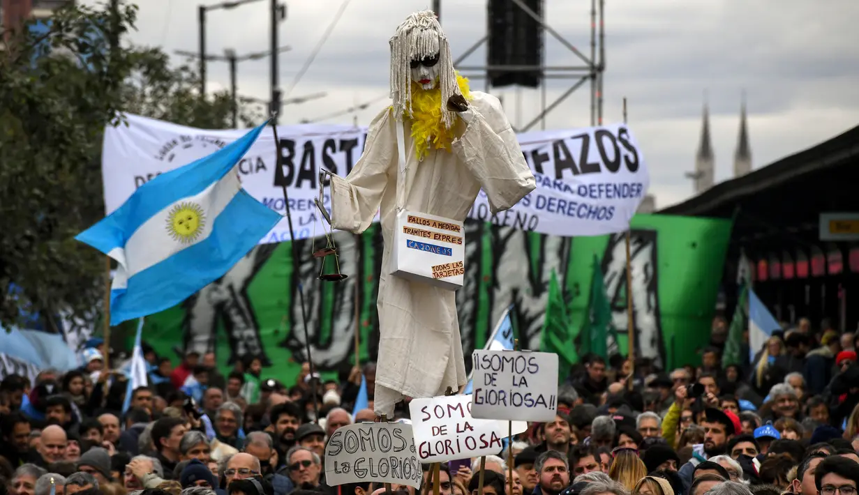 Demonstran membawa boneka hantu saat demonstrasi menentang kebijakan Presiden Mauricio Macri di Buenos Aires, Argentina, Senin (9/7). Demonstran meneriakkan yel-yel "Tanah Air tidak pernah menyerah." (Eitan ABRAMOVICH/AFP)
