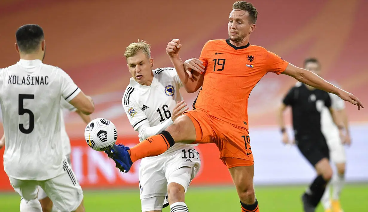 Pemain Belanda, Luuk de Jong, berebut bola dengan pemain Bosnia and Herzegovina, Vladan Danilovic, pada laga UEFA Nations League di Johan Cruyff ArenA, Senin (16/11/2020). Belanda menang dengan skor 3-1. (John Thys/Pool via AP)