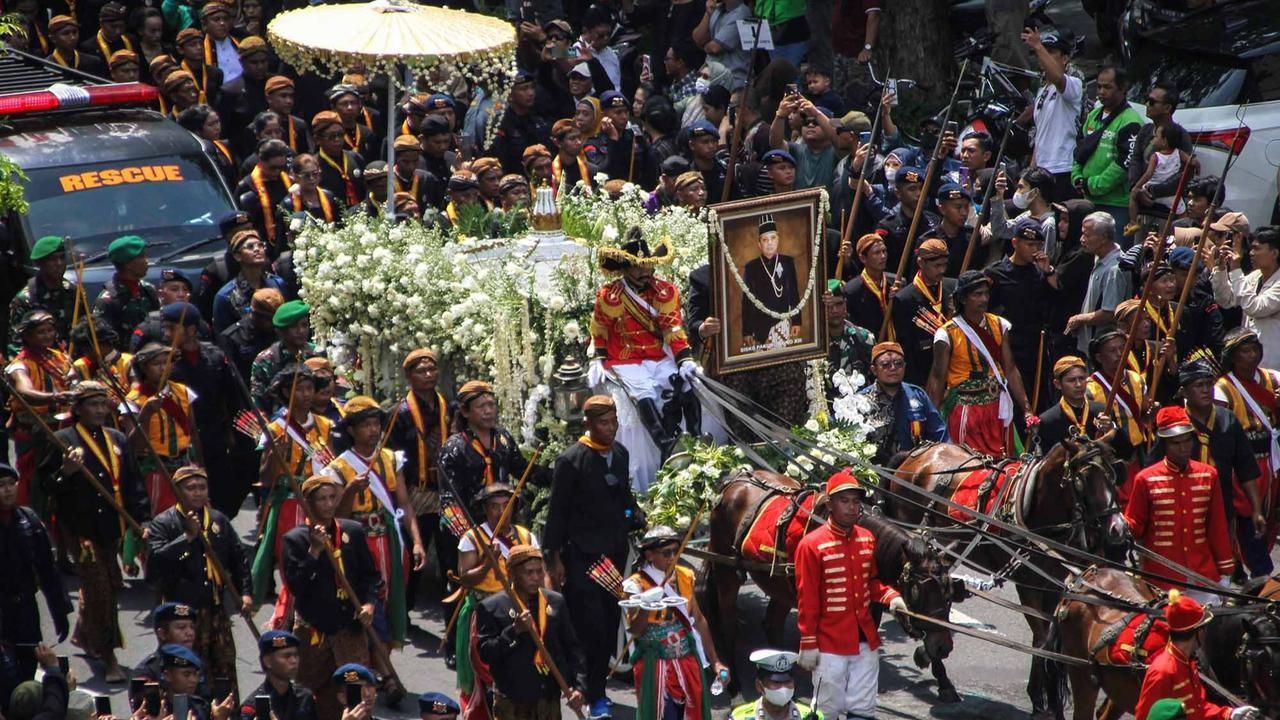 FOTO: Selamat Jalan Sang Raja: Warga Solo dan Yogyakarta Hantarkan Pakubuwono XIII