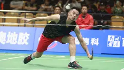 Lin Dan mengembalikan kok saat bertanding melawan Lu Chia Hung dalam 2019 Badminton Asia Championships di Wuhan, Provinsi Hubei, China, 24 April 2019. Legenda bulu tangkis asal China tersebut mengumumkan pensiun sebagai pebulu tangkis pada 4 Juli 2020. (STR/AFP)