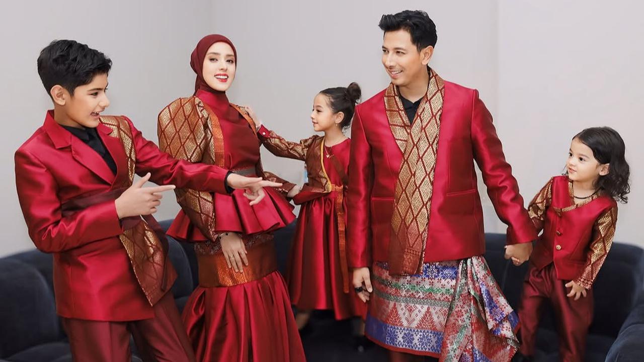 Potret Keluarga Sonny Septian dan Fairuz yang Kerap Pakai Couple Outfit