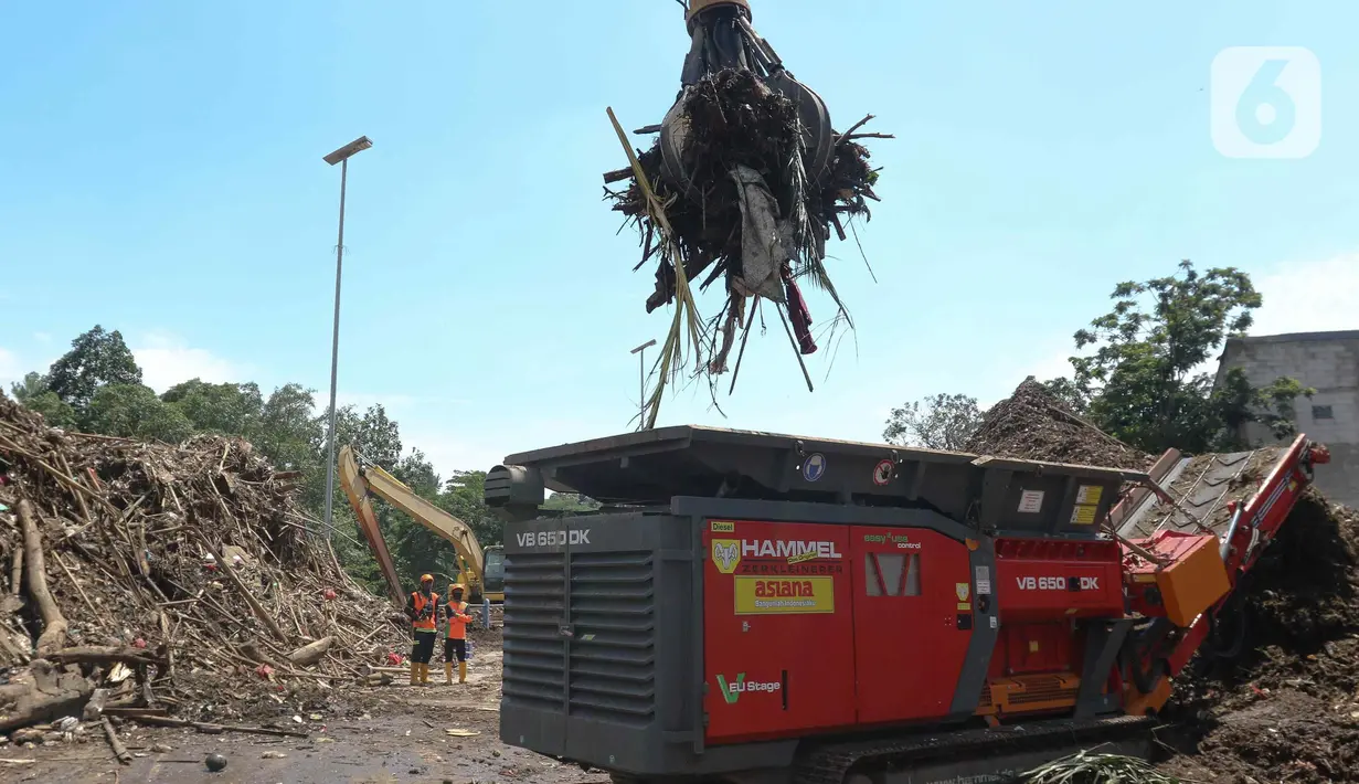 Sampah-sampah tersebut akan dipilah dan dicacah. (Liputan6.com/Herman Zakharia)