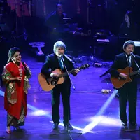 Sambutan hangat para penonton menjadi bukti jika Bimbo menjadi musisi legendaris yang masih eksis hingga kini. Di tengah hantaman musisi luar negeri dan trend silih berganti, Bimbo tetap bertahan. (Deki Prayoga/Bintang.com)