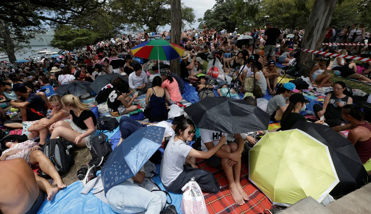 Ribuan warga sudah menempati posisi New Years Eve untuk menonton kembang api yang akan ditampilkan di lokasi tidak jauh dari taman, jelang pergantian Tahun Baru di Sydney, Australia, (31/12/2016). (REUTERS/Jason Reed)