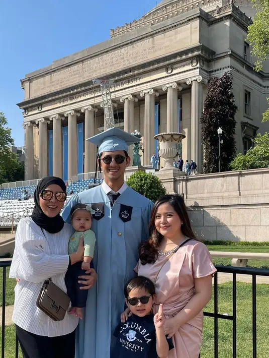 Di hari bahagia sang suami, Tasya Kamila tampil anggun dengan dress berwarna pink. Dia pun memilih menggerai rambut panjangnya. [Instagram/randybachtiar]
