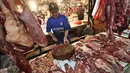 Pedagang memotong daging sapi di Pasar Senen, Jakarta, Senin (25/1). Peraturan Pemerintah yang membebankan pajak 10% untuk setiap penjualan sapi impor berdampak pada naiknya harga daging sapi di sejumlah pasar tradisional. (Liputan6.com/Immanuel Antonius)