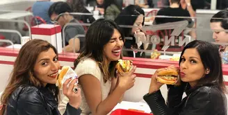 Priyanka Chopra nggak ragu untuk mengisi perutnya dengan makanan siap saji nih! (instagram/priyankachopra)