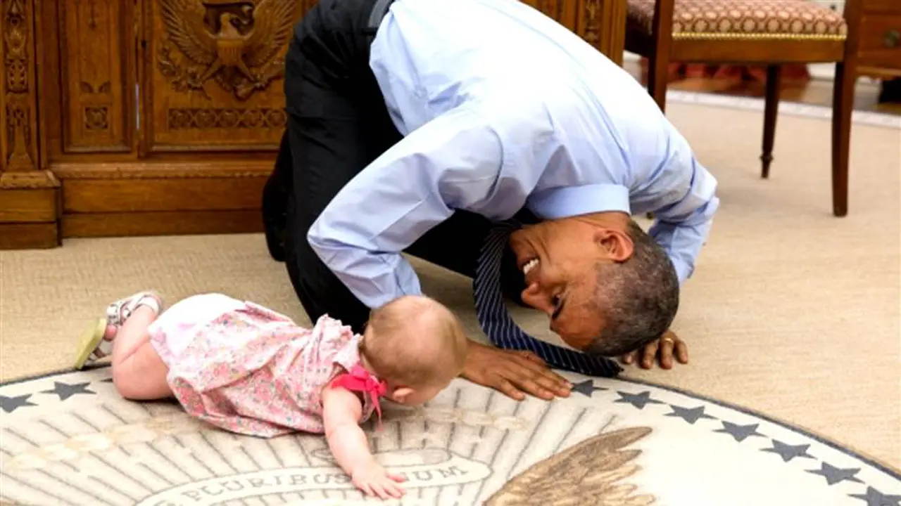 Lucunya Obama Saat Bermain dengan Balita