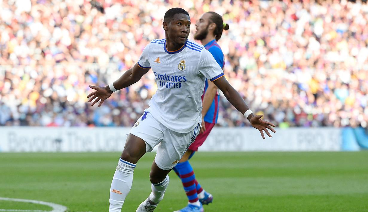 Real Madrid yang baru memiliki peluang pada menit ke-32 langsung mengkonversinya menjadi gol. Kerjasama Rodrygo dan David Alaba mampu dituntaskan David Alaba dengan sepakan keras ke arah tiang jauh gawang Baracelona yang dikawal Marc-Andre ter Stegen. (AFP/Josep Lago)