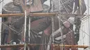 Seorang seniman menyelesaikan mural Raden Saleh di kawasan Taman Ismail Marzuki, Jakarta, Selasa (13/11). Mural tersebut dibuat dalam rangka memeriahkan Hari Pahlawan. (Liputan6.com/Immanuel Antonius)