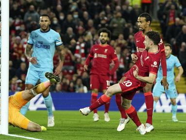 Liverpool terus menempel Manchester City yang masih memimpin klasemen Liga Inggris usai kemenangan 3-1 atas Newcastle United, Kamis (16/12/2021). Dua gol The Reds terjadi berkat kesigapan Diogo Jota dan Mohamed Salah dalam memanfaatkan bola muntah di depan gawang. (AP/Jon Super)