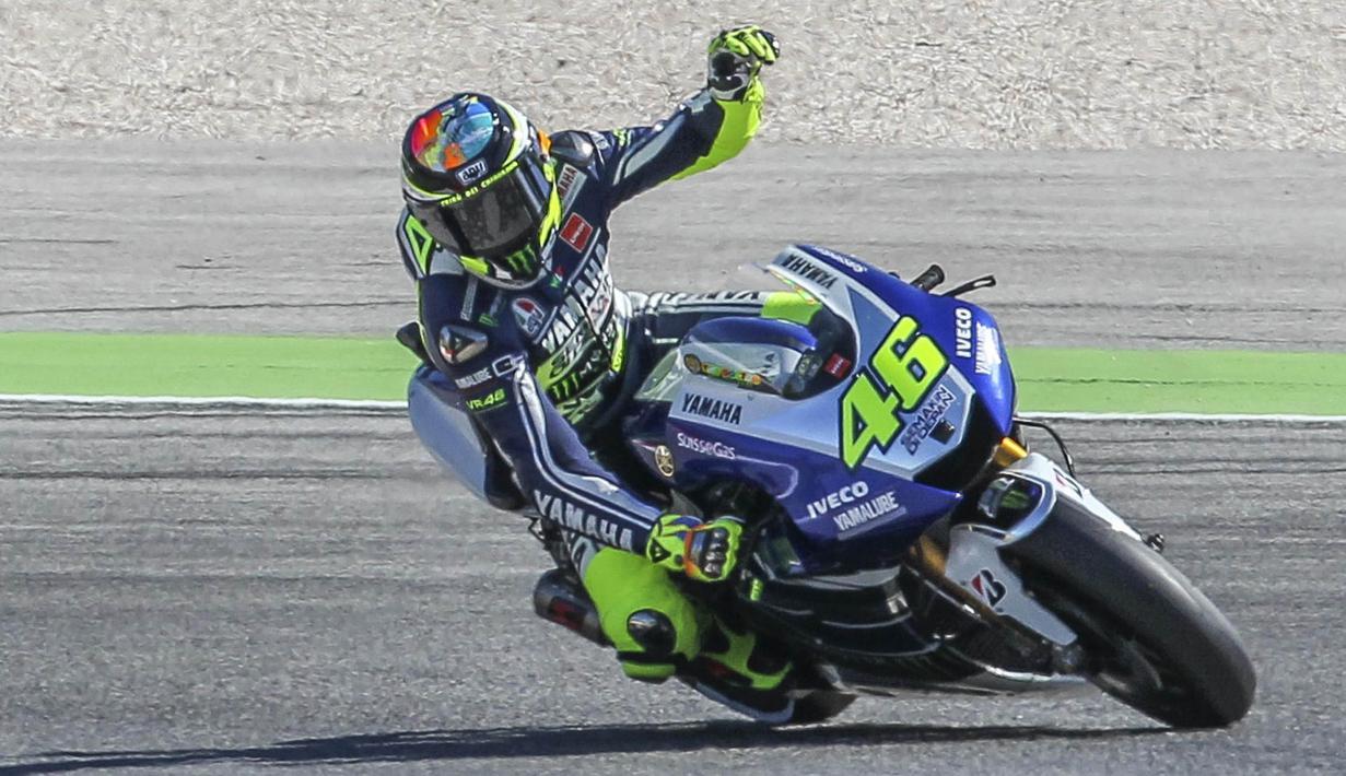 Juara dunia sembilan kali tampil dengan motor biru Yamaha tapi tetap dengan ornamen berwarna khas The Doctor, kuning stabilo. (EPA/Pasquale Bove)
