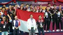 Ketua Umum PP PBVSI, Imam Sudjarwo (tengah kanan) berfoto bersama dengan Timnas Bola Voli Putra Indonesia setelah memenangkan laga final SEA Games 2023 di Phnom Penh, Kamboja, Minggu (08/05/2023). Skuad asuhan Jeff Jiang Jie menang tiga set langsung (25-21, 25-10, 25-15) atas tuan rumah Kamboja. (Bola.com/Abdul Aziz)