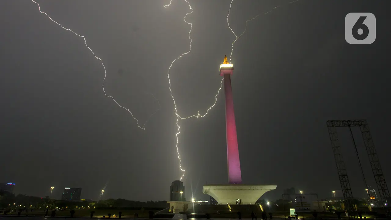 Penampakan Sambaran Petir Saat Hujan di Jakarta