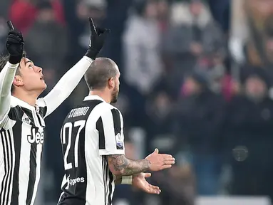 Pemain Juventus, Paulo Dybala berselebrasi setelah berhasil mencetak gol ke gawang Genoa pada laga 16 besar Coppa Italia 2017-2018 di Allianz Stadium, Rabu (20/12). Dybala menyumbang satu gol kemenangan Juventus 2-0. (Alessandro di Marco/ANSA via AP)
