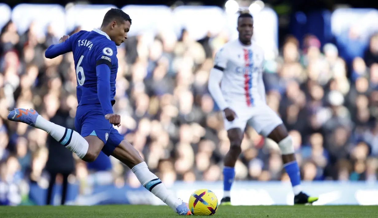<p>Bek Chelsea, Thiago Silva menendang bola saat bertanding melawan Crystal Palace pada pertandingan lanjutan Liga Inggris di Stadion Stamford Bridge di London, Minggu (15/1/2023). Hasil tersebut menjadi kemenangan pertama Chelsea setelah kalah beruntun dalam tiga laga terakhir. (AP Photo/David Cliff)</p>