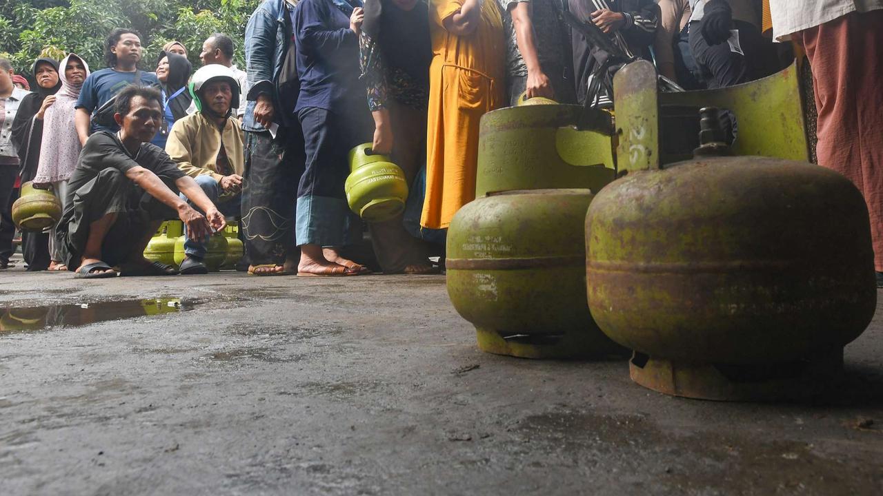 Antrean pembeli gas 3 kg
