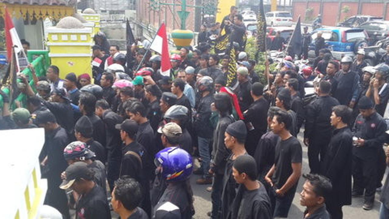 Ratusan warga demo di kantor Wali Kota Medan minta 11 WNI dibebaskan