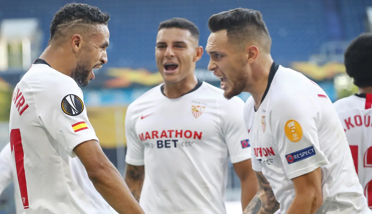 Pemain Sevilla merayakan gol yang dicetak Youssef En-Nesyri ke gawang AS Roma dalam laga babak 16 besar Liga Europa 2019/2020 di MSV-Arena, Jerman, Jumat (7/8/2020) dini hari WIB. Sevilla menang 2-0 atas AS Roma. (AFP/Wolfgang Rattay/pool)