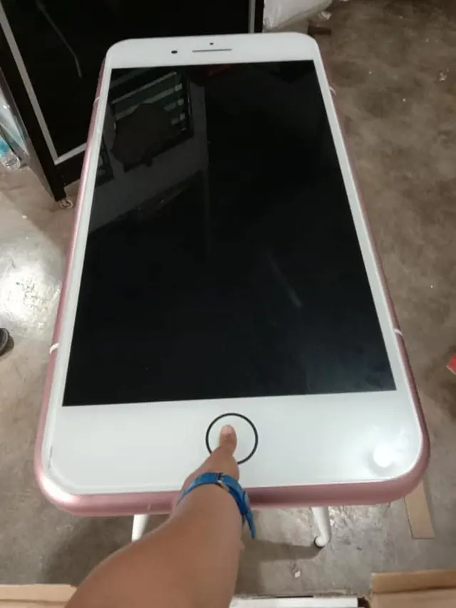 Beli iPhone Online, Pria Ini Malah Dapat Ponsel Seukuran Orang Dewasa