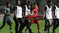 Andik Vermansah cedera saat melawan Thailand pada laga Final Piala AFF 2016 di Stadion Pakansari, Bogor, (14/12/2016). (Bola.com/Nicklas Hanoatubun)