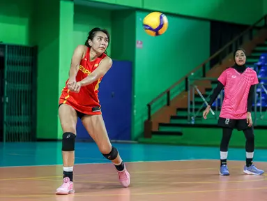 Pemain tim Indonesia All Star, Yolla Yuliana berusaha mengembalikan bola saat berlatih jelang laga Fun Volleyball 2024 melawan Red Sparks di GOR Bulungan, Jakarta Selatan, Jumat (19/04/2024). (Bola.com/Bagaskara Lazuardi)