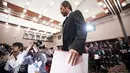 Jumpei Yasuda, jurnalis lepas Jepang yang sempat ditahan 3 tahun di Suriah, tiba untuk konferensi pers di Tokyo, Jumat (2/11). Sejak kembali ke Jepang, Yasuda menghabiskan beberapa waktu di rumah sakit untuk memantau kesehatannya. (AP/Eugene Hoshiko)