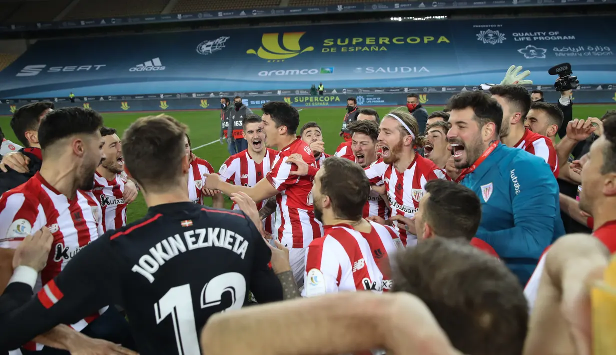 Para pemain Athletic Bilbao berselebrasi saat merayakan kemenangan trofi Piala Super Spanyol usai mengalahkan Barcelona di stadion La Cartuja di Seville, Senin (18/1/2021). (AFP/RFEF/Pablo Garcia)